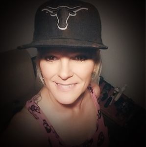 Meet your Posher, Leslie a